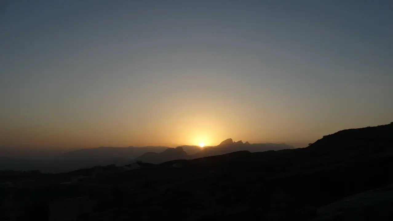 Tramonto dorato su un paesaggio montuoso in Oman o negli Emirati Arabi Uniti.