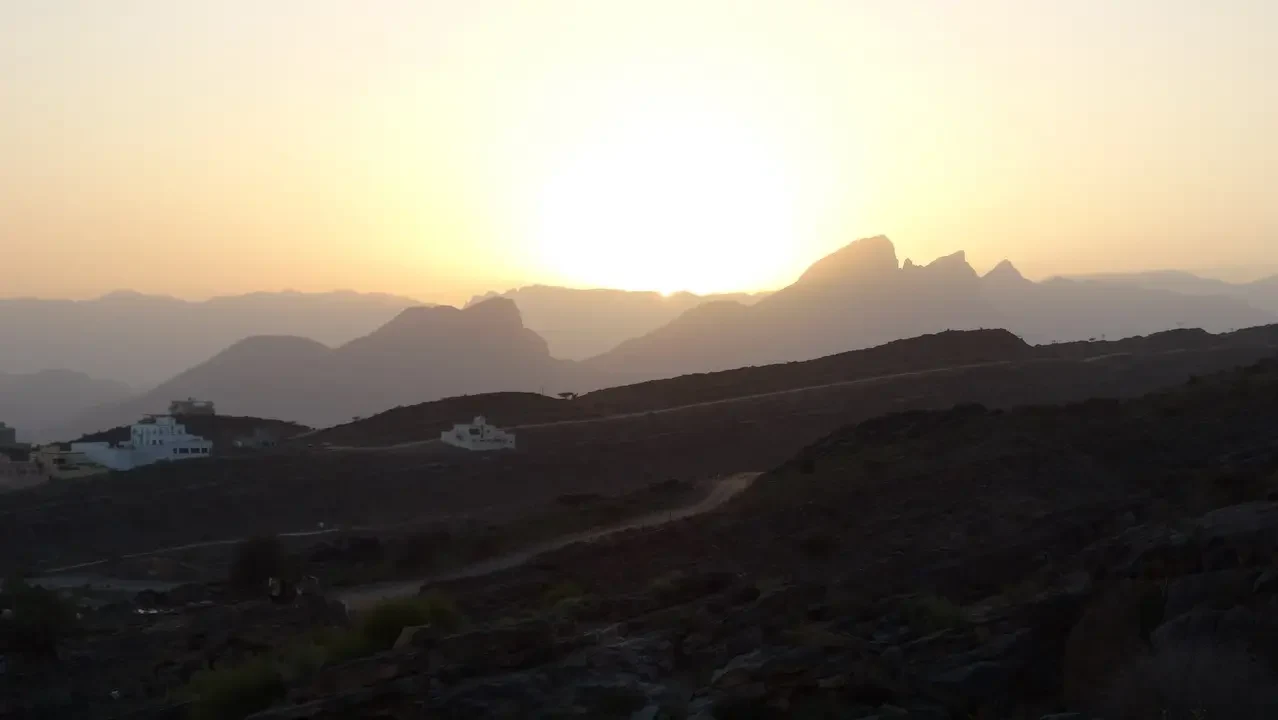 Tramonto dorato su un paesaggio montuoso in Oman.