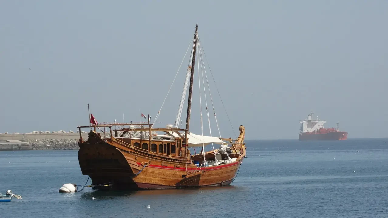 Una barca tradizionale galleggia nella Corniche di Muttrah in Oman.