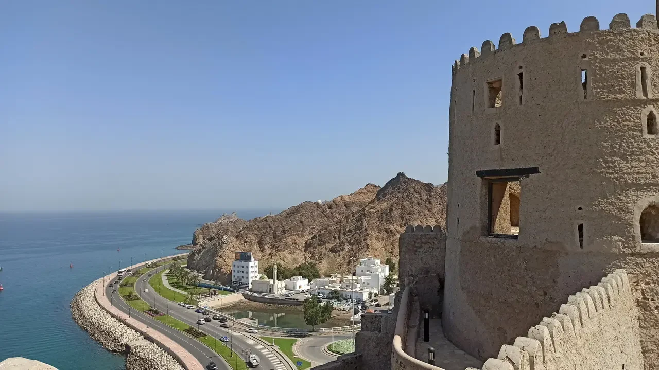 Fortezza di Mutrah vista dalla costa dell'Oman e degli Emirati Arabi Uniti. Fortezza di Mutrah vista dalla costa dell'Oman e degli Emirati Arabi Uniti.