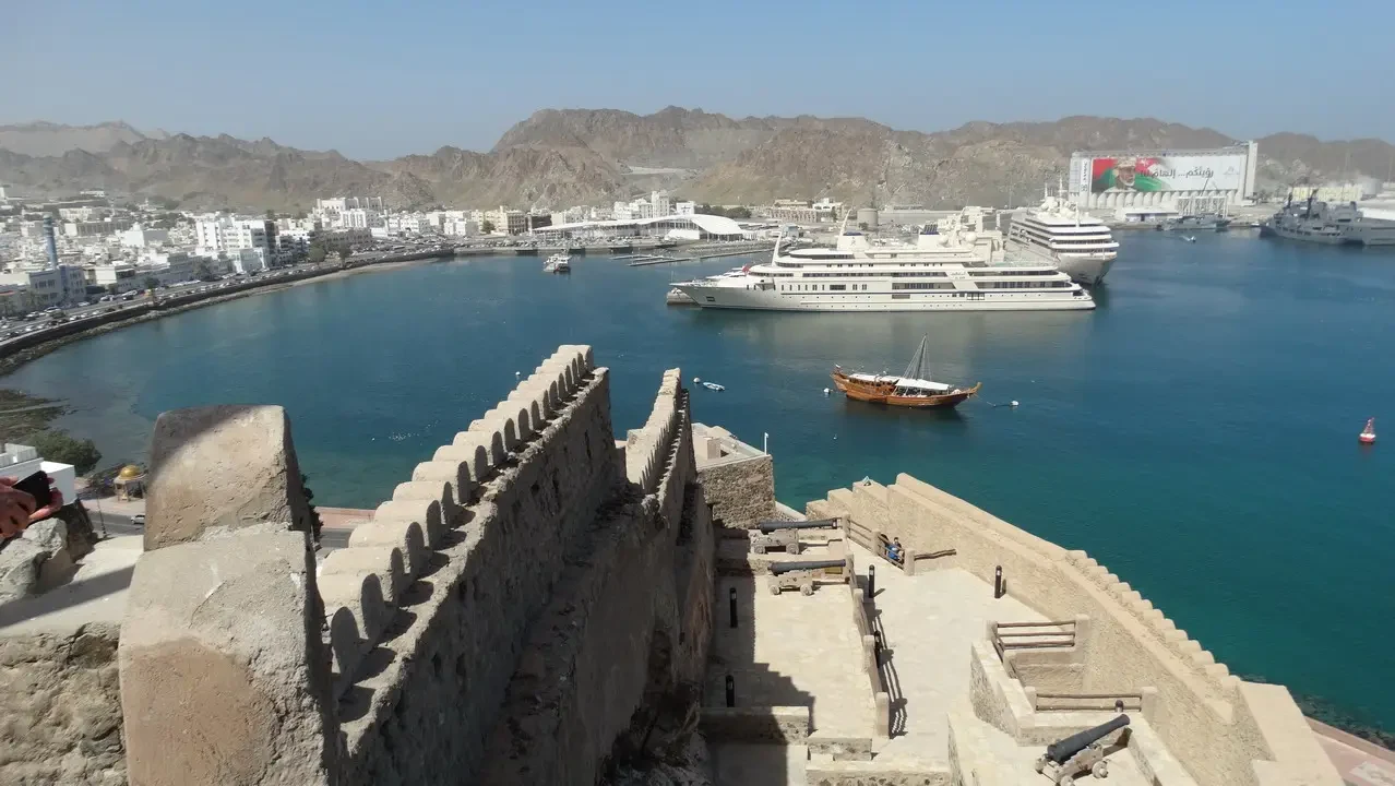 Vista panoramica della Mutrah Fort con la città e le montagne circostanti in Oman.