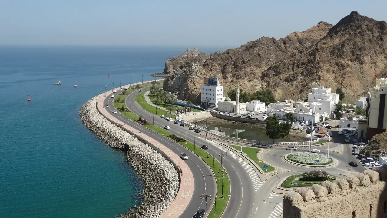 La Corniche di Mutrah in Oman offre una vista panoramica sul mare e sulle colline aride.