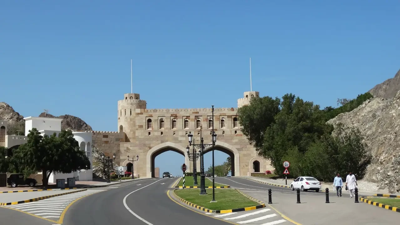 Vista della città vecchia di Muscat in Oman con un ponte in pietra.