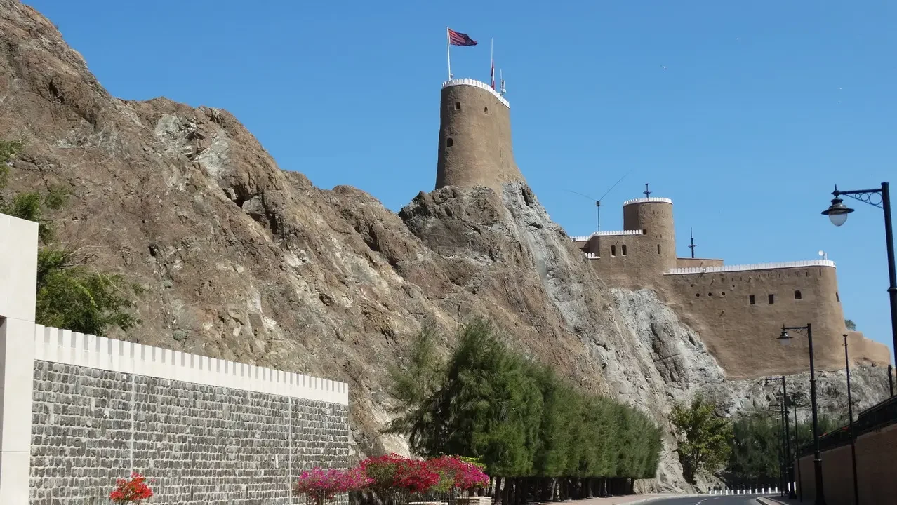 Vista della città vecchia di Muscat con fortificazioni rocciose in Oman.