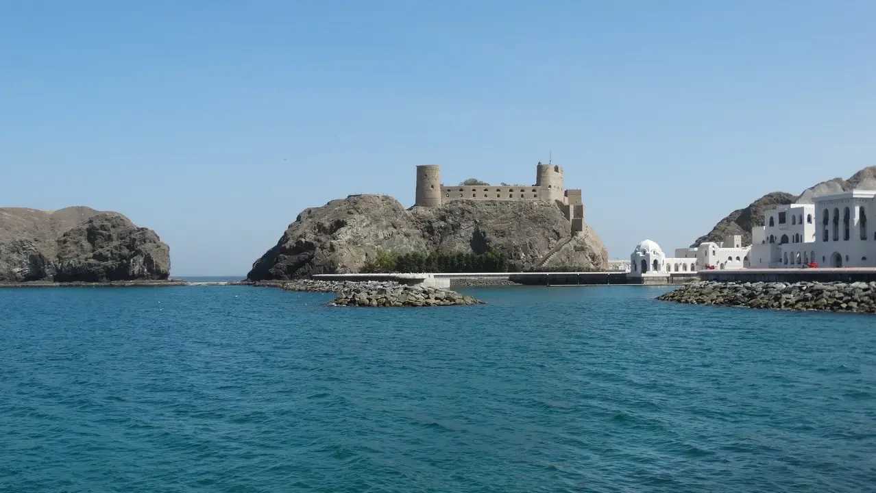 Una antica fortezza in pietra si erge su un'isola rocciosa nel mare aperto.