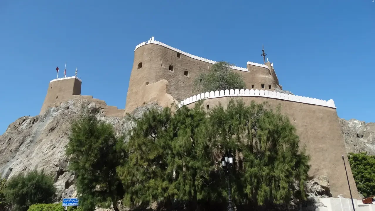 La città vecchia di Muscat in Oman è visibile con mura di terra.
