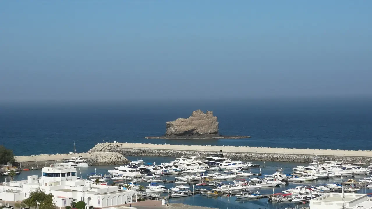 Vista della città vecchia di Muscat con un isolotto roccioso nel mare. Vista della città vecchia di Muscat con un isolotto roccioso nel mare.