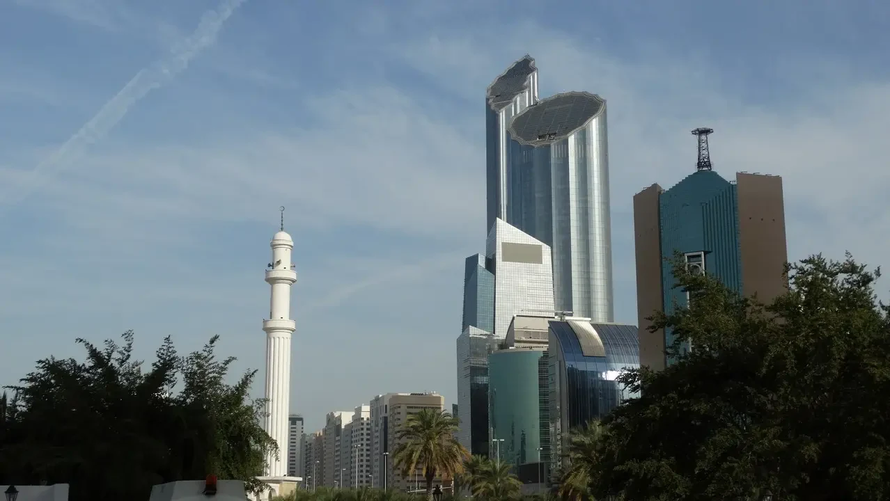 Sviluppo urbano moderno con minareti in un contesto soleggiato dell'Emirato.