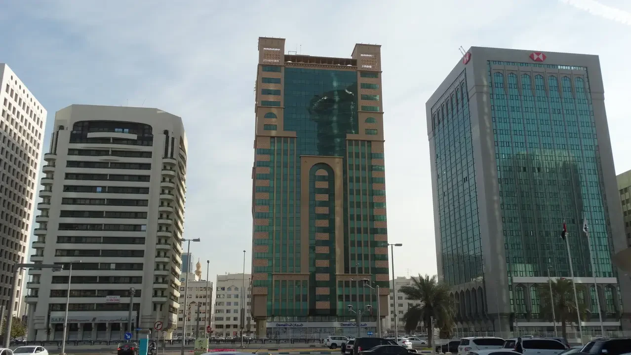 Edificio moderno in una città del Golfo, probabilmente Abu Dhabi o Dubai.