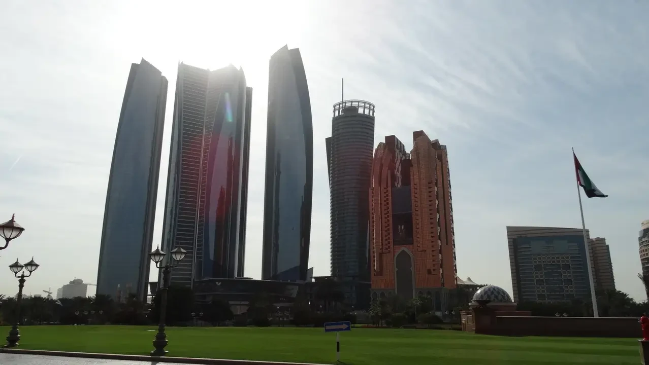 Skyline di Abu Dhabi con edifici moderni in stile omanita e emiratese.