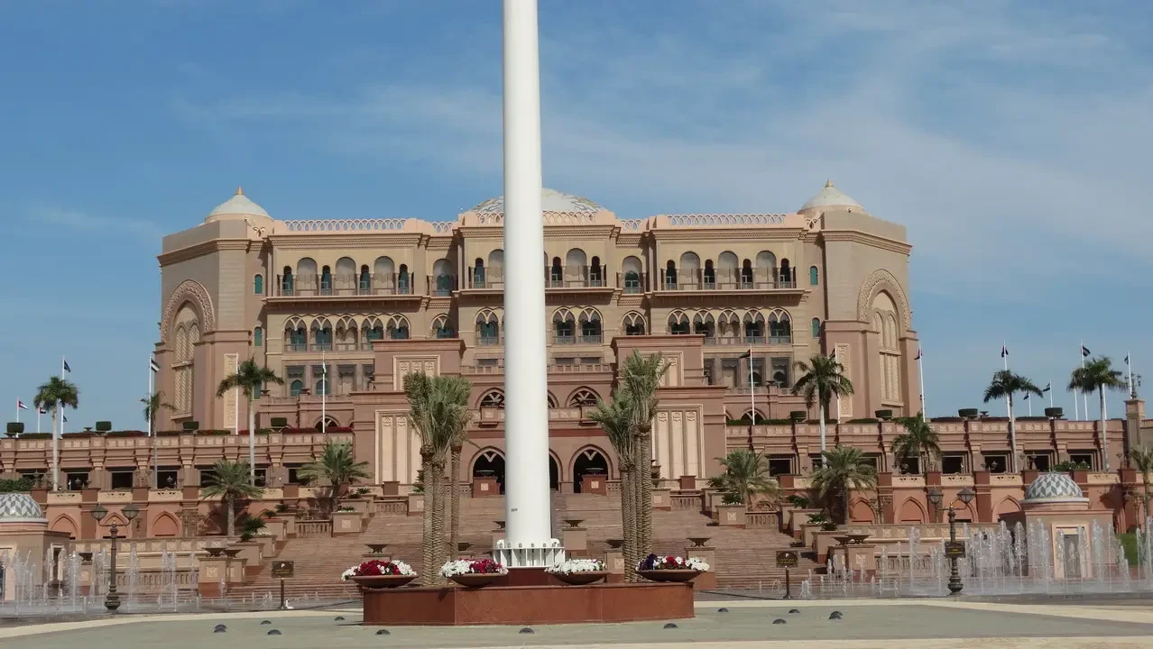 Il palazzo dell'Emirato di Abu Dhabi con una colonna centrale imponente in primo piano.