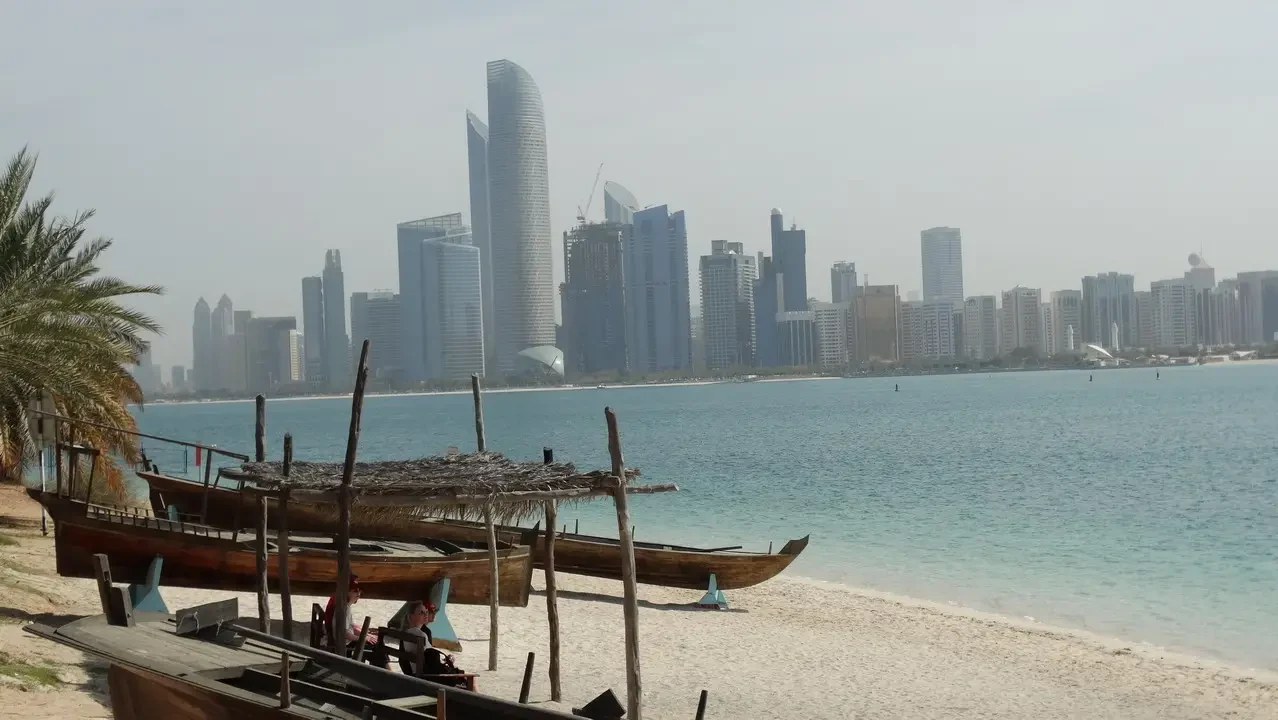 Lo skyline di Abu Dhabi e Dubai si stagliano sullo sfondo del cielo.