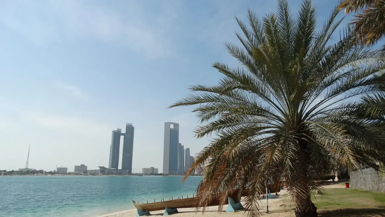 Lo skyline di Abu Dhabi si estende sotto il cielo luminoso.