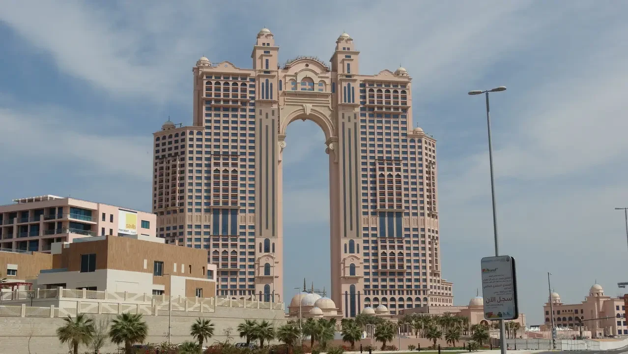 Lo skyline di Abu Dhabi si staglia sotto il cielo.