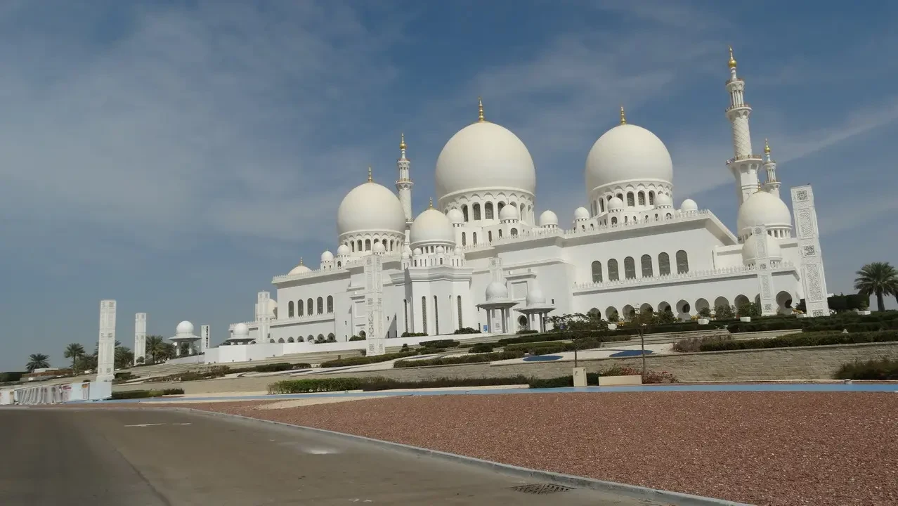 La moschea del Sheikh Zayed a Abu Dhabi è visibile con le sue cupole bianche e dorate.