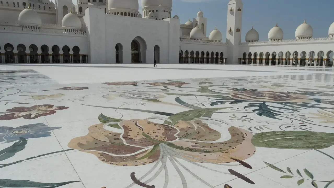 La moschea del Sheikh Zayed a Abu Dhabi, Emirati Arabi Uniti, con un ampio cortile decorato.