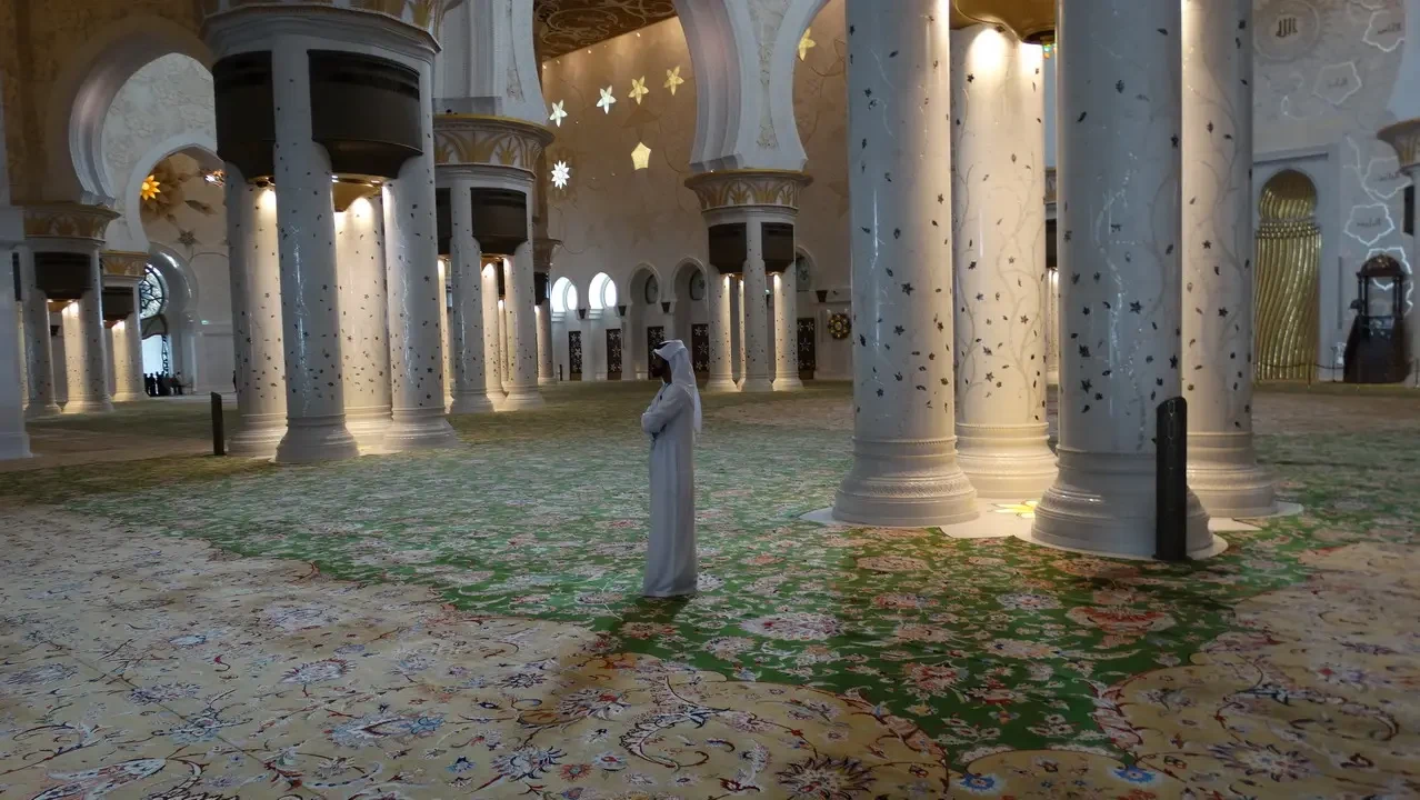 Interno del maestoso Grande Moschea di Abu Dhabi con colonne ornate.