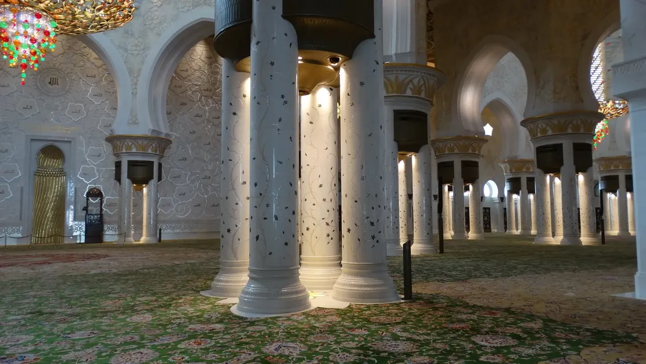 Interno del maestoso Grande Moschea di Abu Dhabi con colonne ornate.