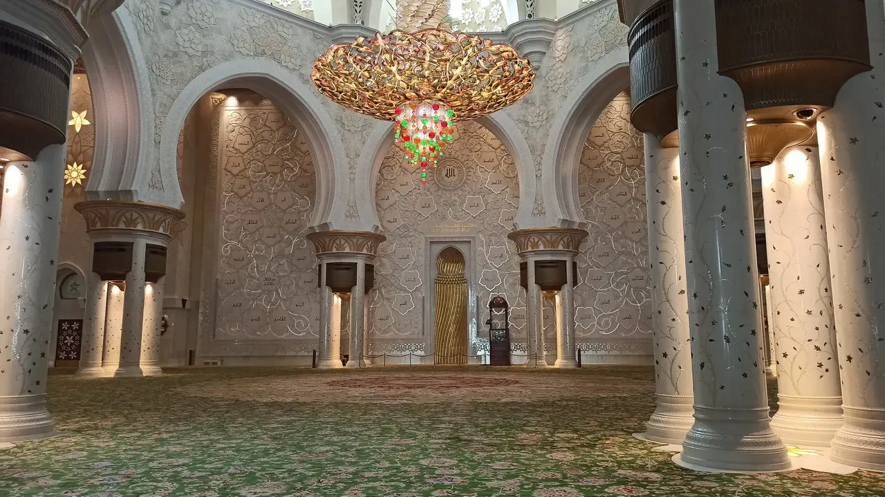 Interno del maestoso Grande Moschea di Abu Dhabi con soffitti decorati e lampadari elaborati.