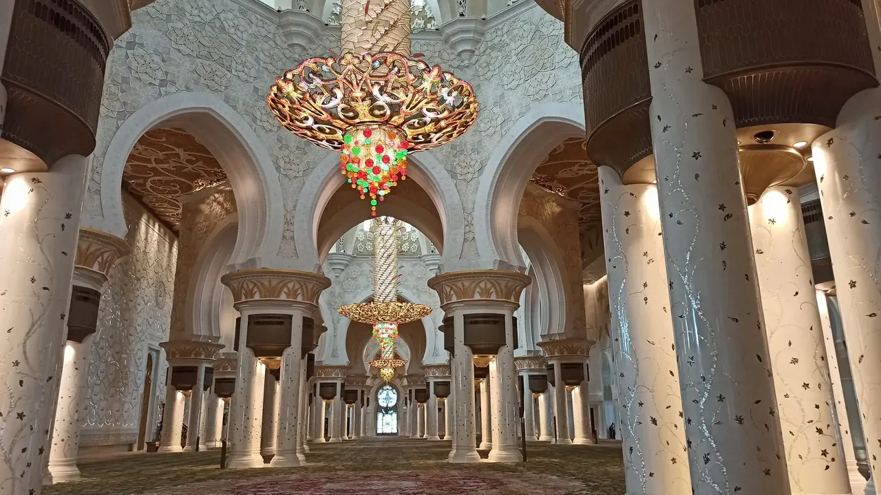 Interno sontuoso del maestoso Grande Moschea di Abu Dhabi con colonne ornate e lampadari elaborati.