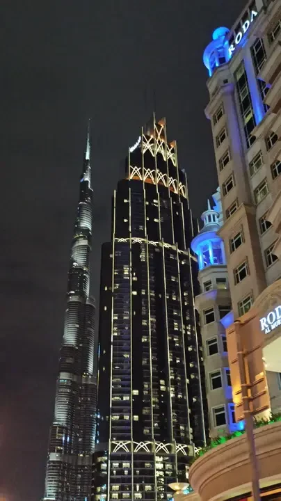 Skyline di Dubai illuminata di notte con grattacieli moderni.