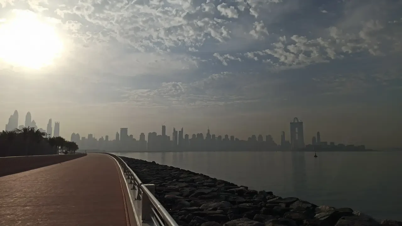 Panorama della Dubai Palm Jumeirah con la silhouette degli edifici sullo sfondo.