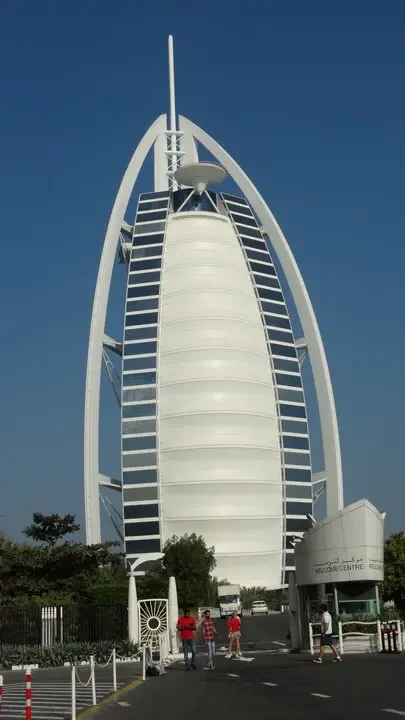 Burj al Arab a Dubai è una struttura iconica con forma di vela visibile sotto il cielo azzurro.
