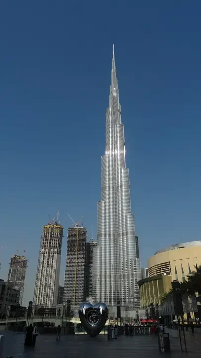 Il Burj Khalifa domina il panorama di Dubai con la sua imponente architettura moderna.