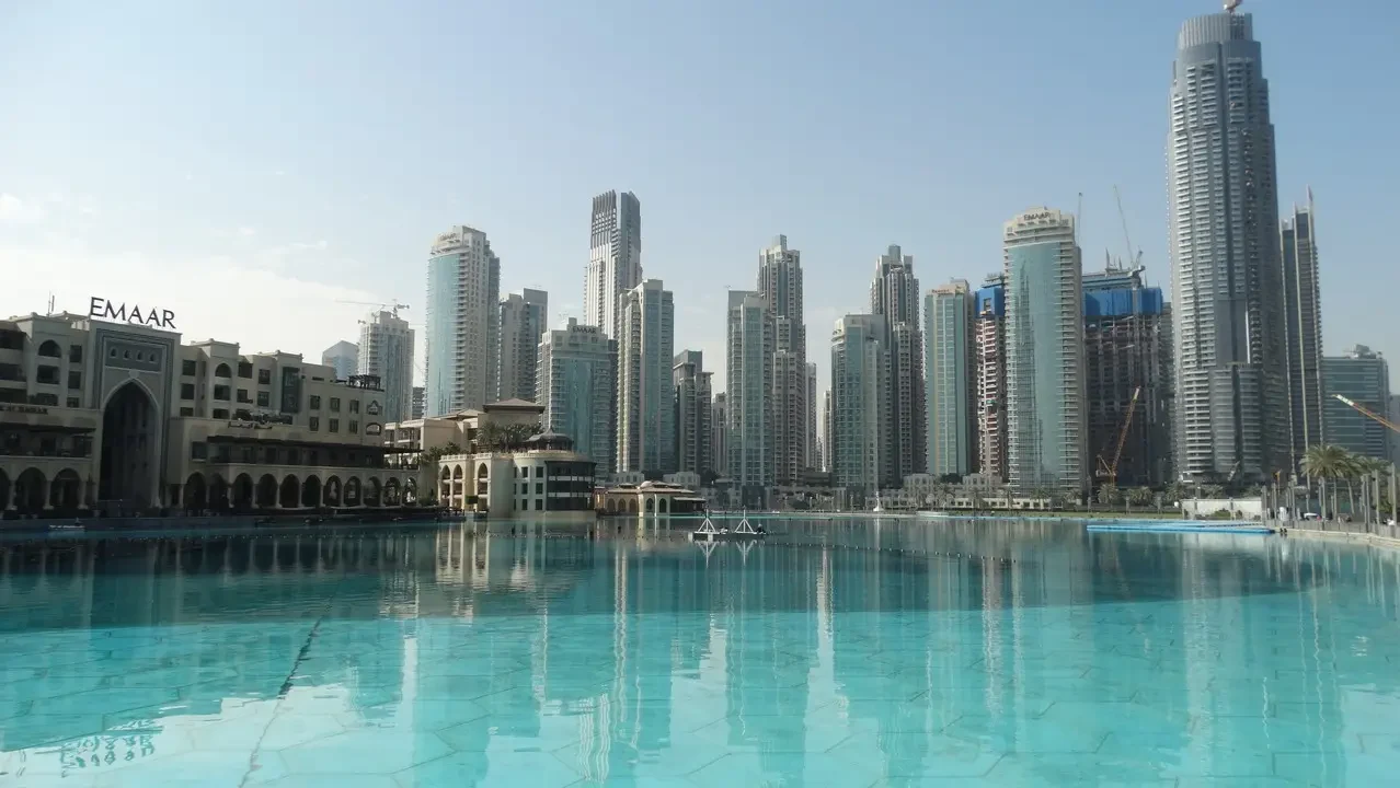 Panorama di una città moderna con grattacieli e un corpo d'acqua riflettente. Panorama di una città moderna con grattacieli e un corpo d'acqua riflettente.