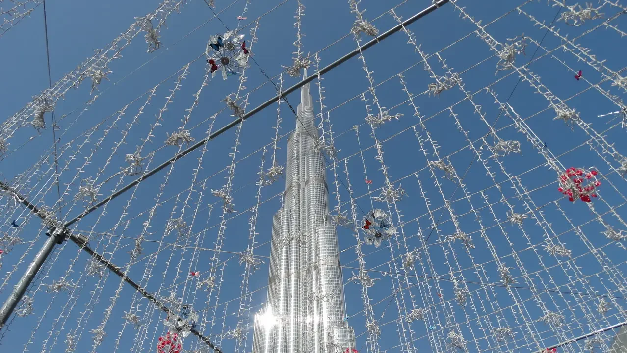 La silhouette scintillante del Burj Khalifa è vista attraverso una struttura decorativa.