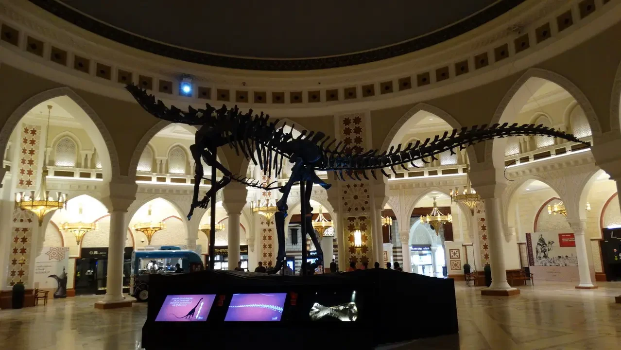Sspalace di Dubai presenta una grande ricostruzione di un dinosauro all'interno di un'architettura sontuosa.