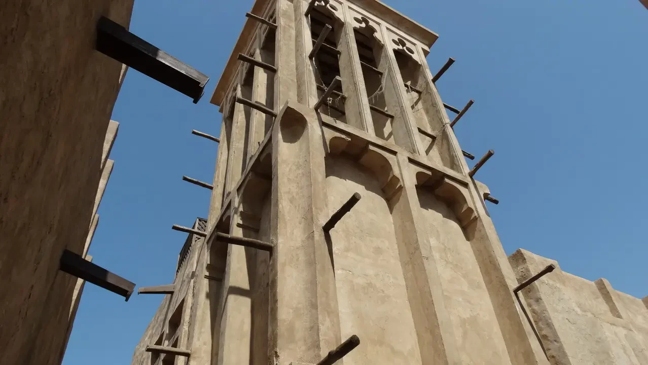 Vista esterna di un edificio storico nel quartiere di Dubai, Oman.