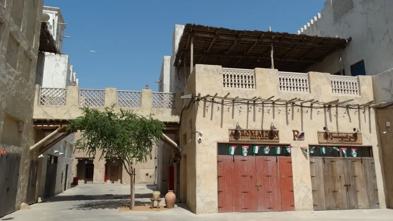Riquissimo quartiere storico di Dubai, Oman, con edifici in pietra e tetti di paglia.