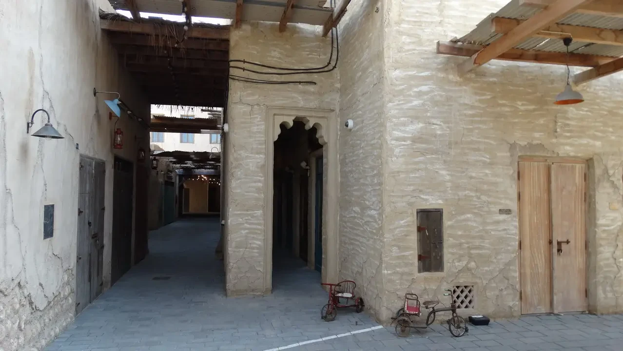 Una strada stretta e ombreggiata nel quartiere storico di Dubai, Oman.