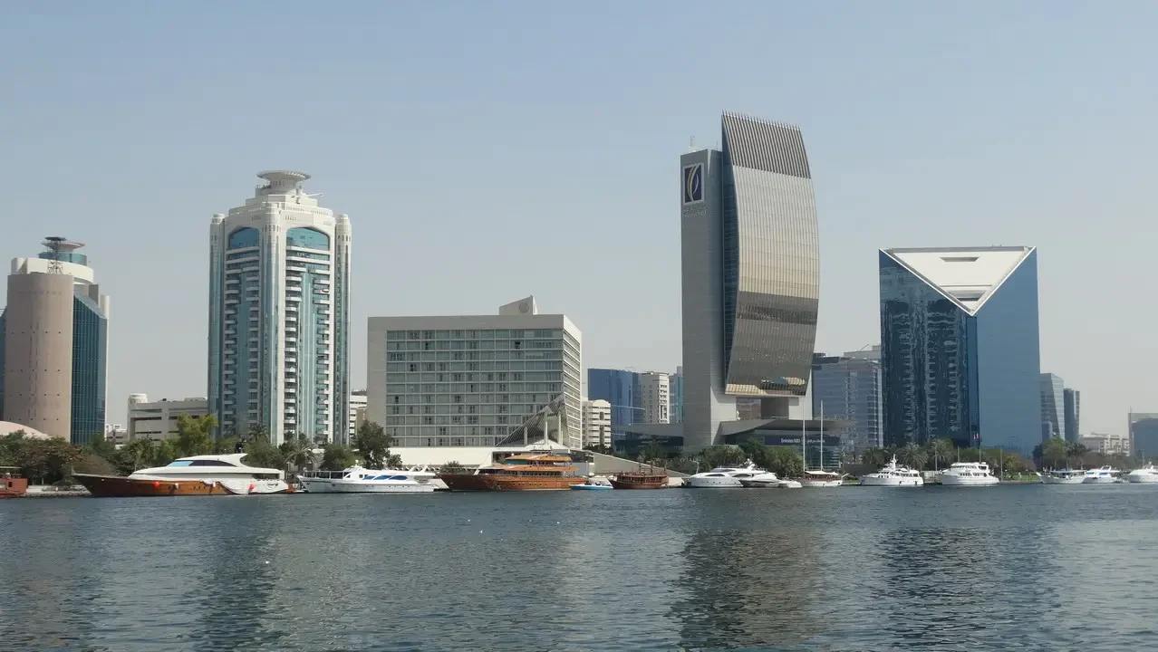 Vista panoramica del quartiere storico di Dubai con edifici moderni e acque circostanti.