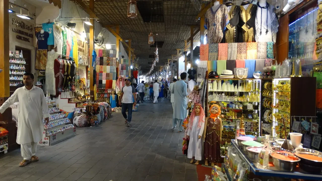 Una galleria di spezie e tessuti in un souk di Dubai, Oman.