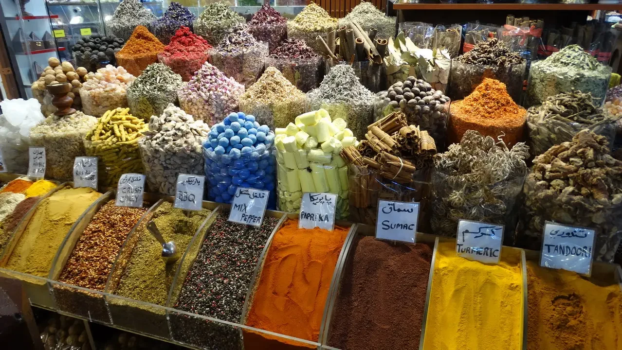 Esposizione di spezie colorate in un mercato.