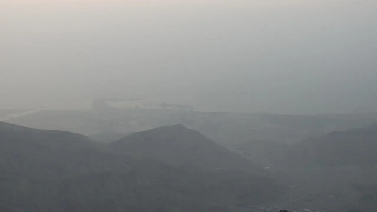 Paesaggio montuoso e brumoso del deserto in Oman.