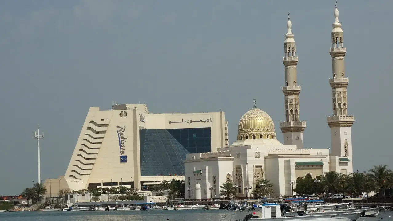 Vista panoramica della moschea e degli edifici moderni di Sharjah, Emirati Arabi Uniti.