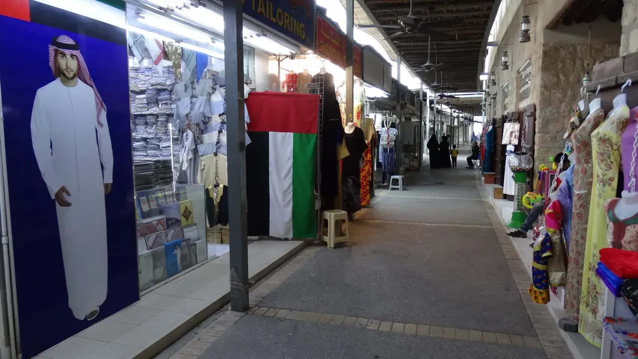 Una galleria di negozi lungo una strada commerciale in Oman o negli Emirati Arabi Uniti.