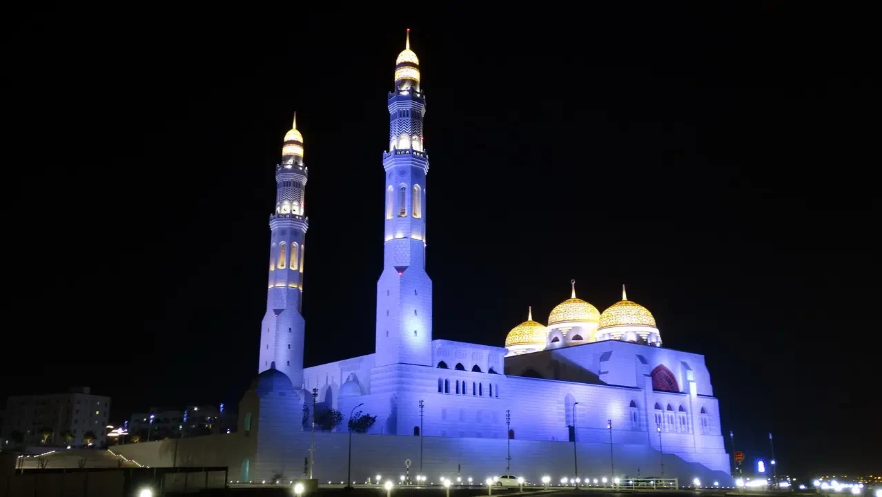 Moschea Muhammad al-Amin illuminata di notte in Oman.