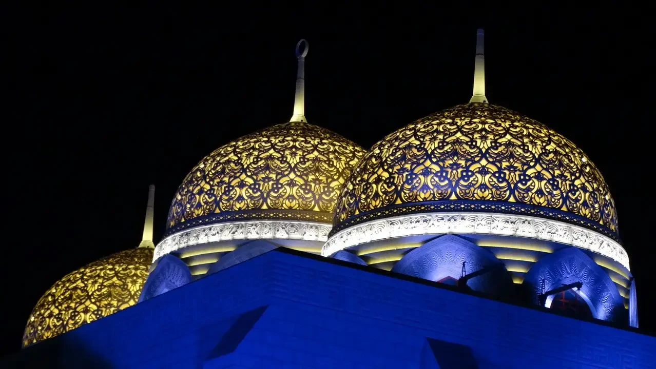 Veduta notturna della Moschea di Muhammad al-Amin a Muscat, Oman.