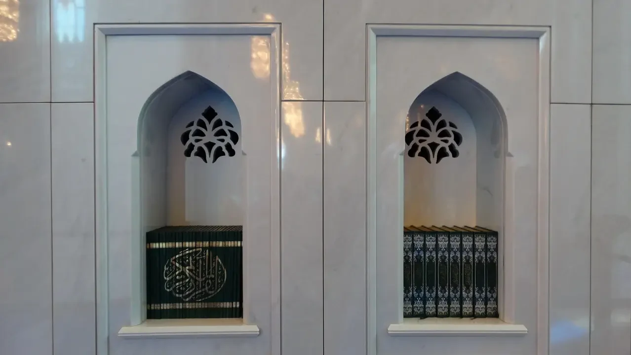 Vista del grande moschea di Sultan Qaboos in Oman con decorazioni architettoniche.