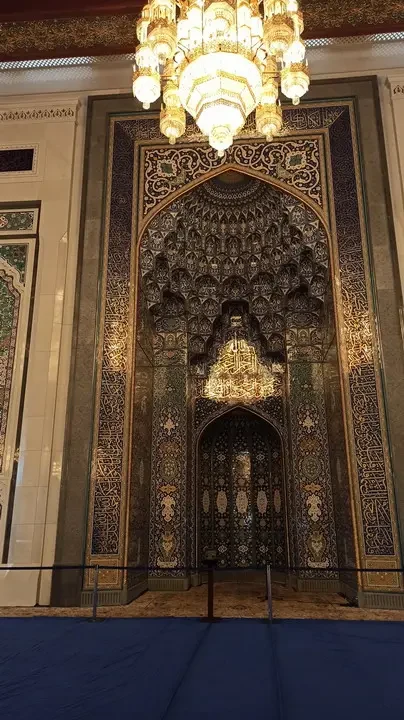 Interno del Grande Moschea di Sultan Qaboos a Muscat con un lampadario elaborato.