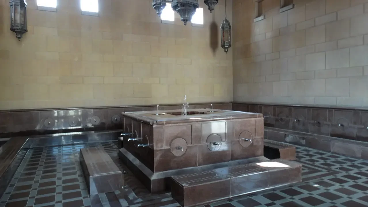 Interno del Grande Moschea di Muscat in Oman con elementi architettonici tradizionali.