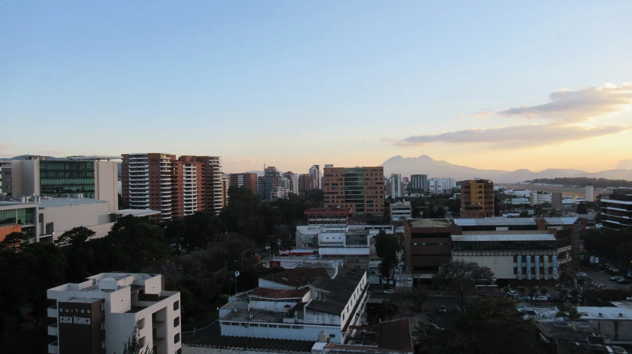 Vista panoramica della città di Guatemala al tramonto.
