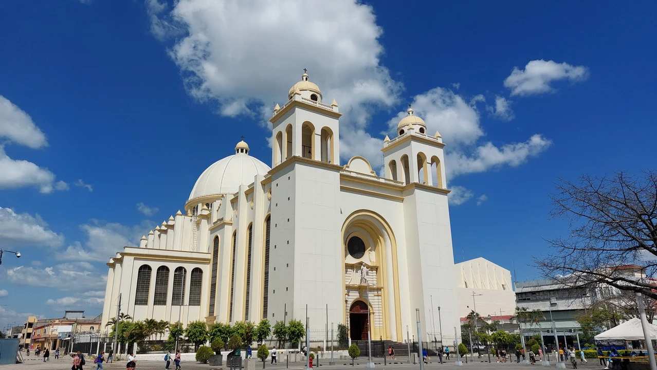 La cattedrale di San Salvador in America Centrale è vista da lontano sotto un cielo azzurro.