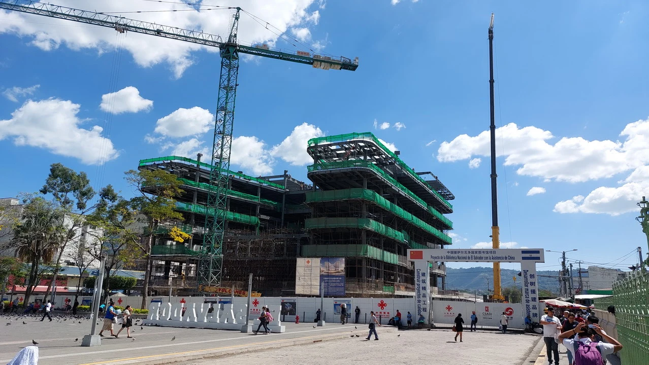 Cantiere in costruzione di un edificio a San Salvador, Centro America. Cantiere in costruzione di un edificio a San Salvador, Centro America.