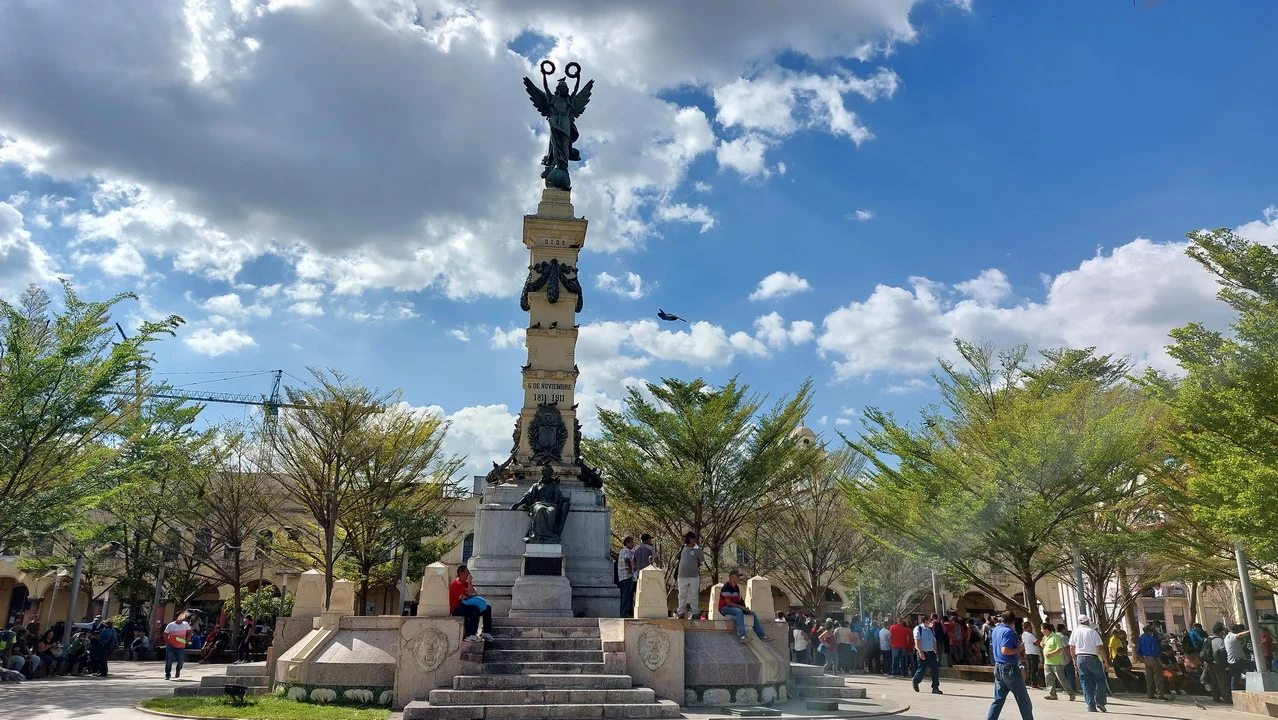 Una vista della Plaza Libertad con una statua monumentale al centro in America Centrale.