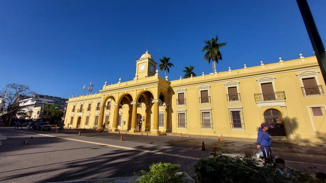 Facciata gialla di un edificio storico in America Centrale.